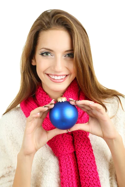 Bella ragazza sorridente con palla di Natale isolato su bianco — Foto Stock