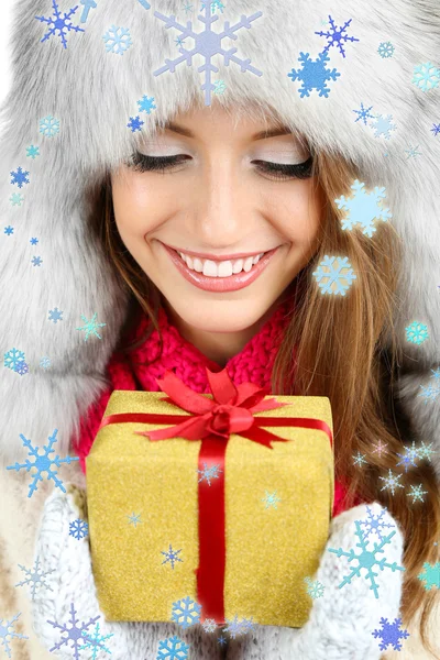 Hermosa chica sonriente en sombrero con regalo de Navidad de cerca — Foto de Stock