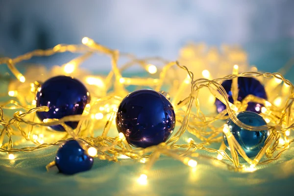 Enfeites de Natal e grinalda close-up — Fotografia de Stock