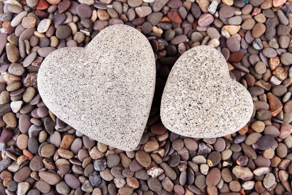 Dois corações em pequenas pedras do mar, de perto — Fotografia de Stock