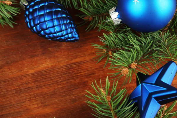 Belles décorations de Noël sur sapin sur fond bois — Photo