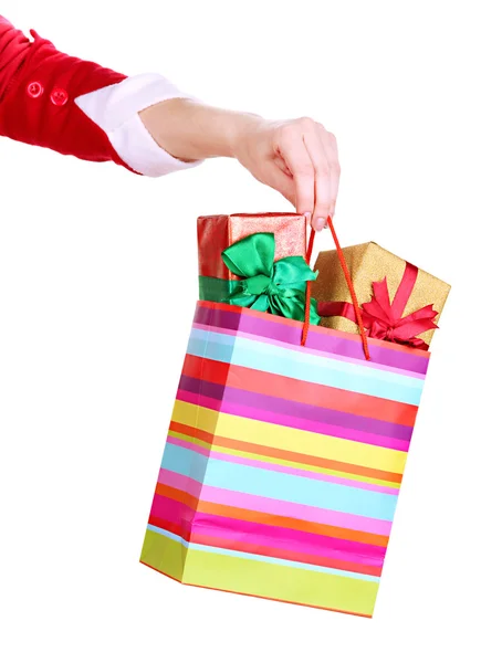 La mano sostiene el paquete con regalos de Año Nuevo aislados en blanco — Foto de Stock