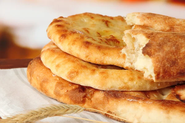 Pita brood met pieken op tafel op lichte achtergrond — Stockfoto