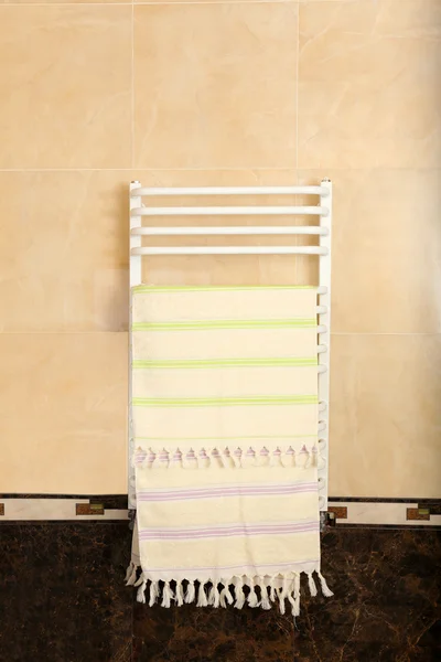 Color towels on radiator in bathroom — Stock Photo, Image