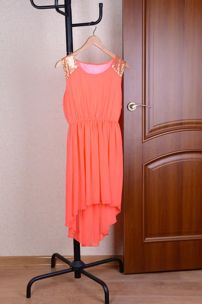 Kleid hängt an Kleiderbügel neben Tür — Stockfoto