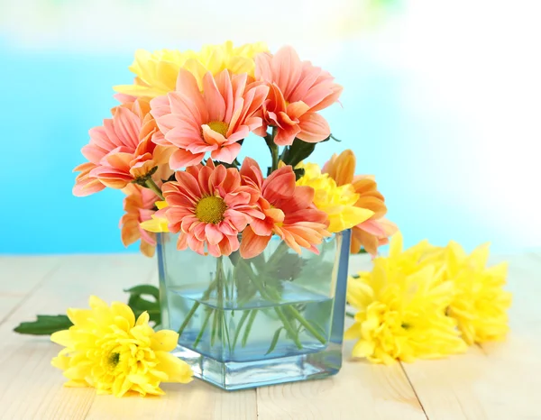 Flores de crisântemo em vaso em mesa de madeira sobre fundo natural — Fotografia de Stock