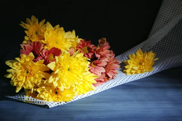 Hermosas flores sobre fondo de madera de color — Foto de Stock