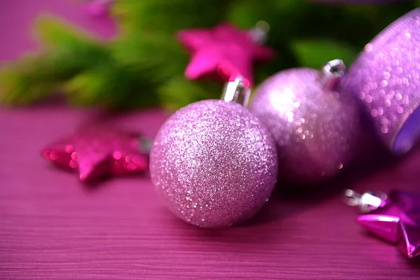 Χριστούγεννα μπάλες στο δέντρο έλατου, σε φόντο χρώμα — Φωτογραφία Αρχείου