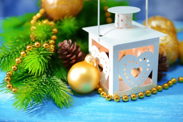 Linterna de Navidad, abeto y decoraciones sobre fondo claro — Foto de Stock