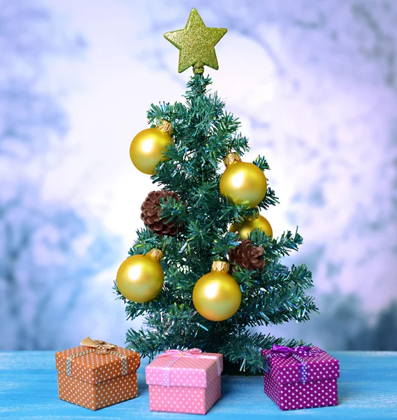 Árbol de Navidad decorativo, sobre fondo claro — Foto de Stock