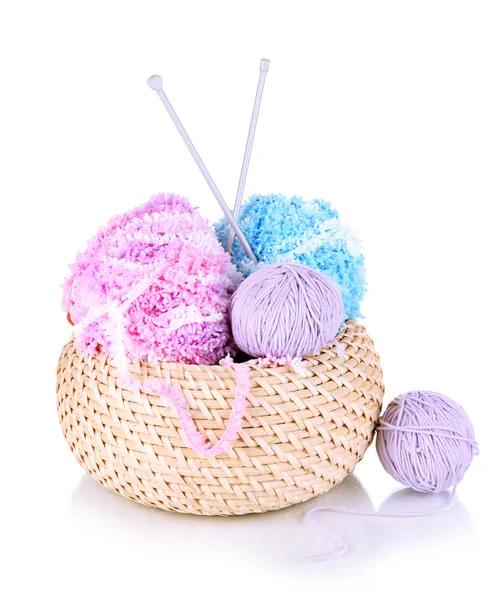 Fios coloridos para tricotar em cesta isolados sobre branco — Fotografia de Stock