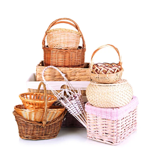 Muchas cestas diferentes aisladas en blanco — Foto de Stock