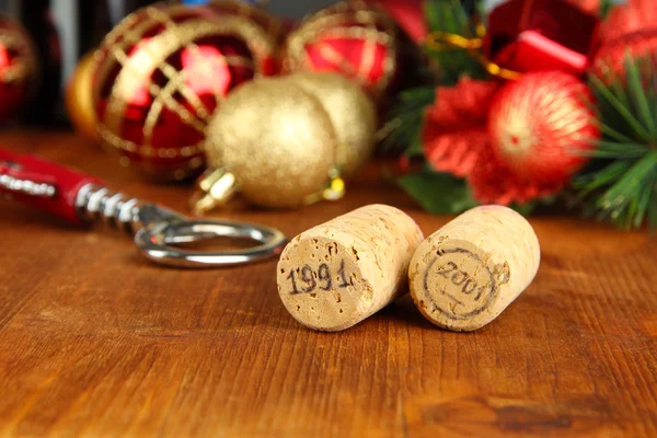 Corchos de vino con nuevos juguetes de Año en primer plano de mesa de madera — Foto de Stock