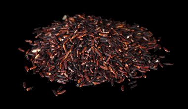 siyah pirinç üzerine siyah izole