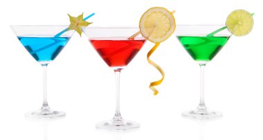beyaz izole martini bardaklarda alkollü kokteyller