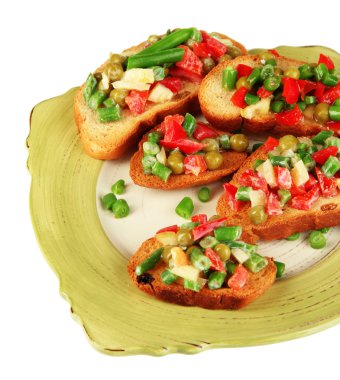 sandviç sebze ve yeşillik üzerinde beyaz izole plaka üzerinde