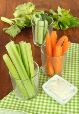 Tablo yakın çekim gözlük sebze taze yeşil kereviz