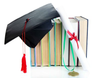 diploma, şapka ve beyaz izole kitap ile eğitimde başarı madalyası