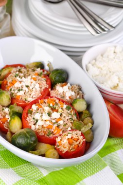 ahşap masa yakın çekim ıslak zeminde dolması domates