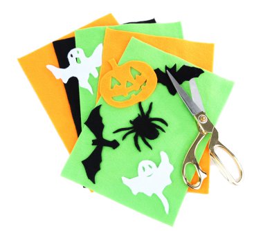parlak keçe ve üzerinde beyaz izole el yapımı halloween süslemeleri
