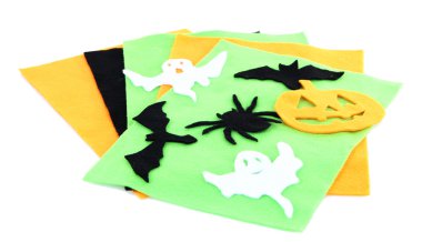 parlak keçe ve üzerinde beyaz izole el yapımı halloween süslemeleri