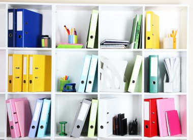 klasörler ve farklı Kırtasiye ofis raflara beyaz, yakın çekim