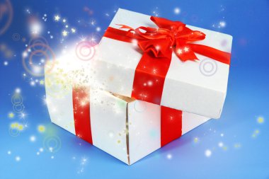 Hediyelik kutu mavi zemin üzerine parlak ışık ile