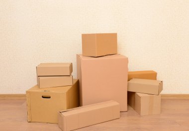 boş oda ile yığın karton: hareketli ev concept