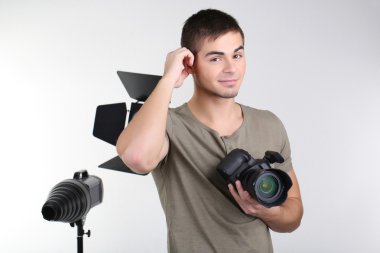 kamerada fotoğraf stüdyosu geçmiş ile yakışıklı fotoğrafçı