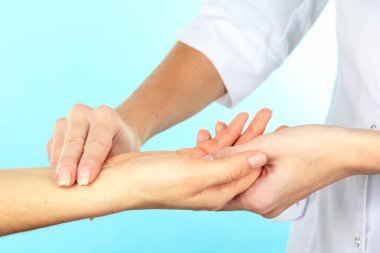 Açık mavi renkli üzerinde nabız ölçme