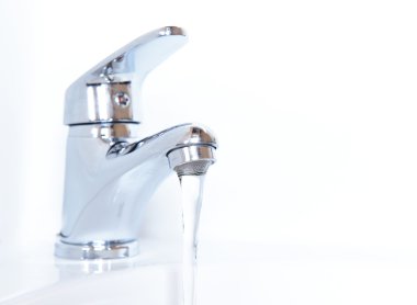insan elinin altında beyaz izole musluk banyo, yıkandıktan Close-Up