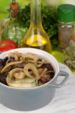 ahşap masa yakın çekim üzerinde tavada kızarmış tavuk ciğeri