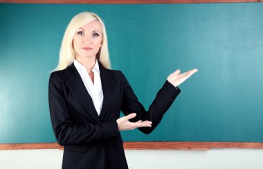 öğretmen sınıfta blackboard yakınındaki
