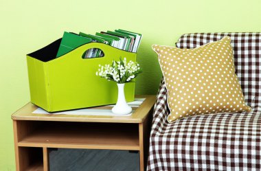 dergi ve başucundaki odasında yeşil kutusundaki klasörler