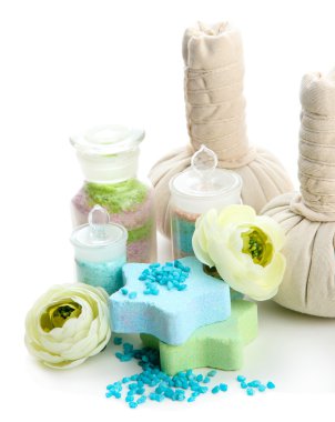 cam şişeler ve bitkisel aromatik tuzları topları üzerinde beyaz izole kaplıca tedavisi için sıkıştırın