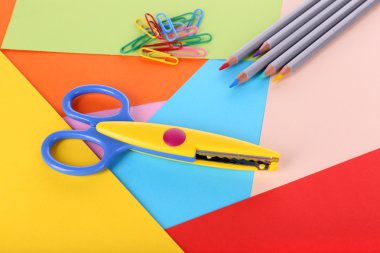 renkli karton ve makas yakın çekim