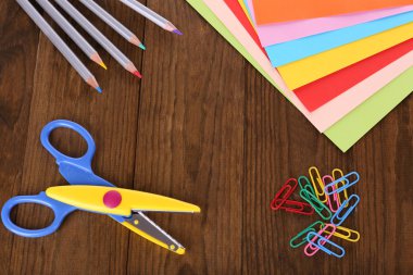 renkli karton ve tablo yakın çekim için makaslar