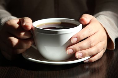 bir fincan tutan eller sıcak içecek, yakın çekim