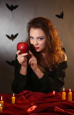 koyu arka plan üzerinde Halloween cadı