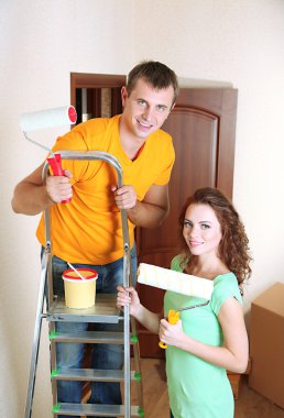 genç bir çift yeni evde tadilat işi