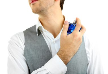 beyaz izole parfüm kullanma yakışıklı genç