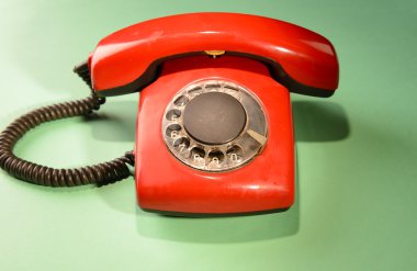 renkli arka plan üzerinde kırmızı retro telefon