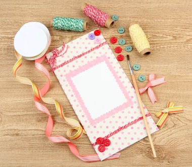 güzel el kartpostal ve scrapbooking elemanları, ahşap masa yapımı