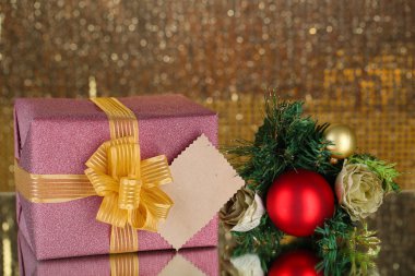 hediye kutuları ile parlak zemin üzerine masada boş etiket ve yılbaşı süsleri