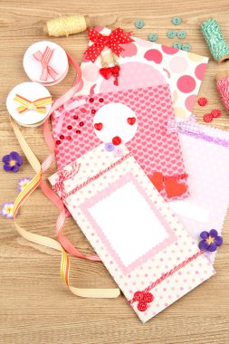 güzel el posta kartları ve scrapbooking elemanları, ahşap masa yapımı