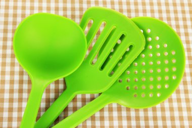 Plastik mutfak eşyaları kumaş zemin