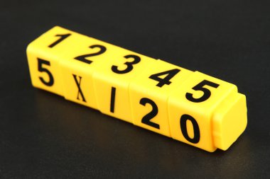 Kara tahta üzerinde farklı sayılarla eğitim küpleri
