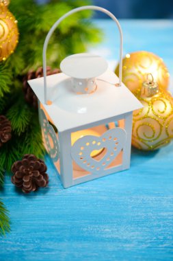 Noel fener, çam ağacı ve süslemeleri üzerinde açık renkli