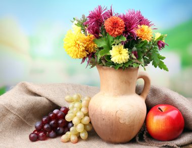 sürahi ve meyve parlak zemin üzerine güzel çiçekler ile kompozisyon