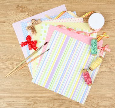 Kağıt scrapbooking ve ahşap masa üstünde alet
